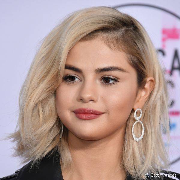 Selena Gomez contou à Teen Vogue que gosta de improvisar usando o iluminador nas pálpebras, para dar um toque brilhoso ao olhar (Foto: Getty Images)